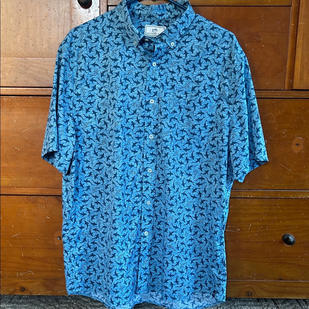 Southern Tide Intercoastal men’s shirt Sz Large short sleeve shark print